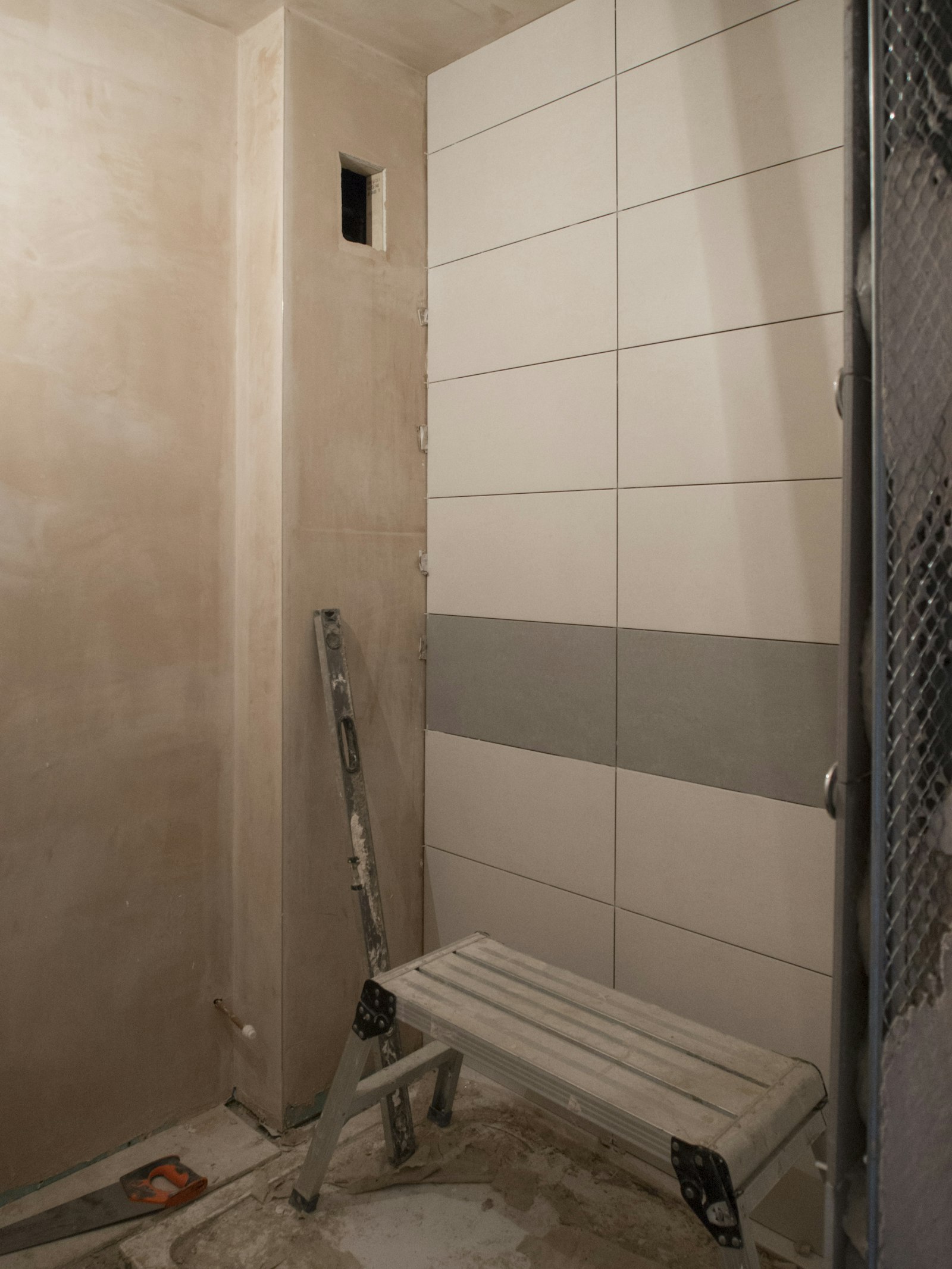 Trabajo de alicatado terminado en una pared de baño