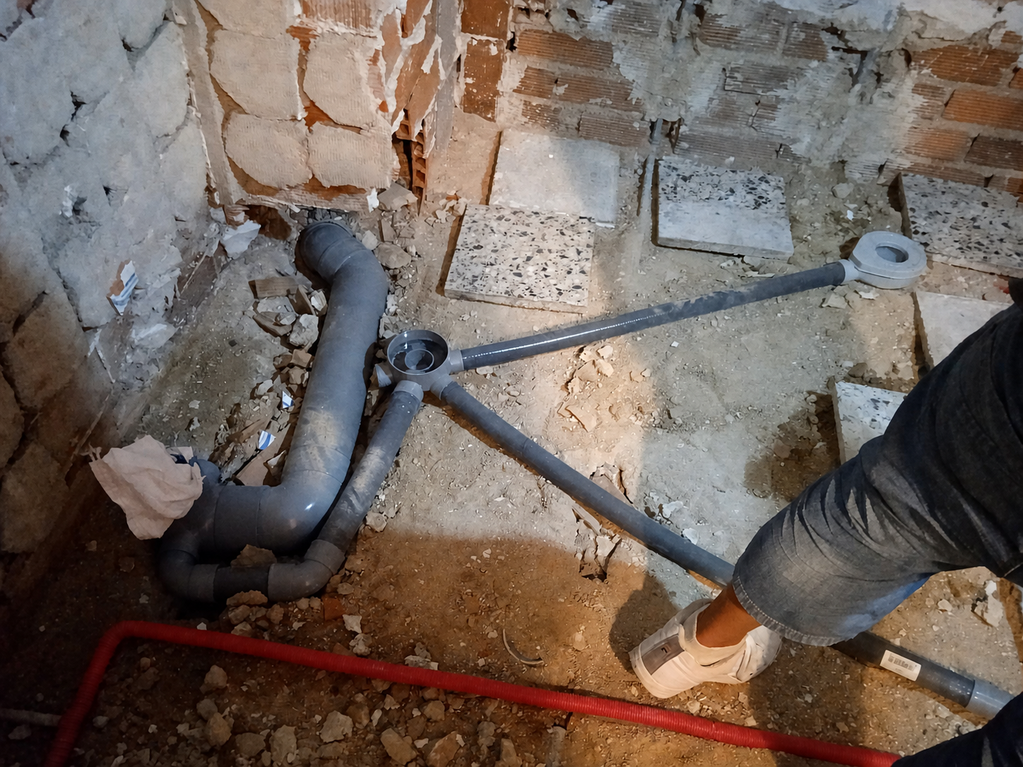 Instalación de tuberías de fontanería durante una reforma
