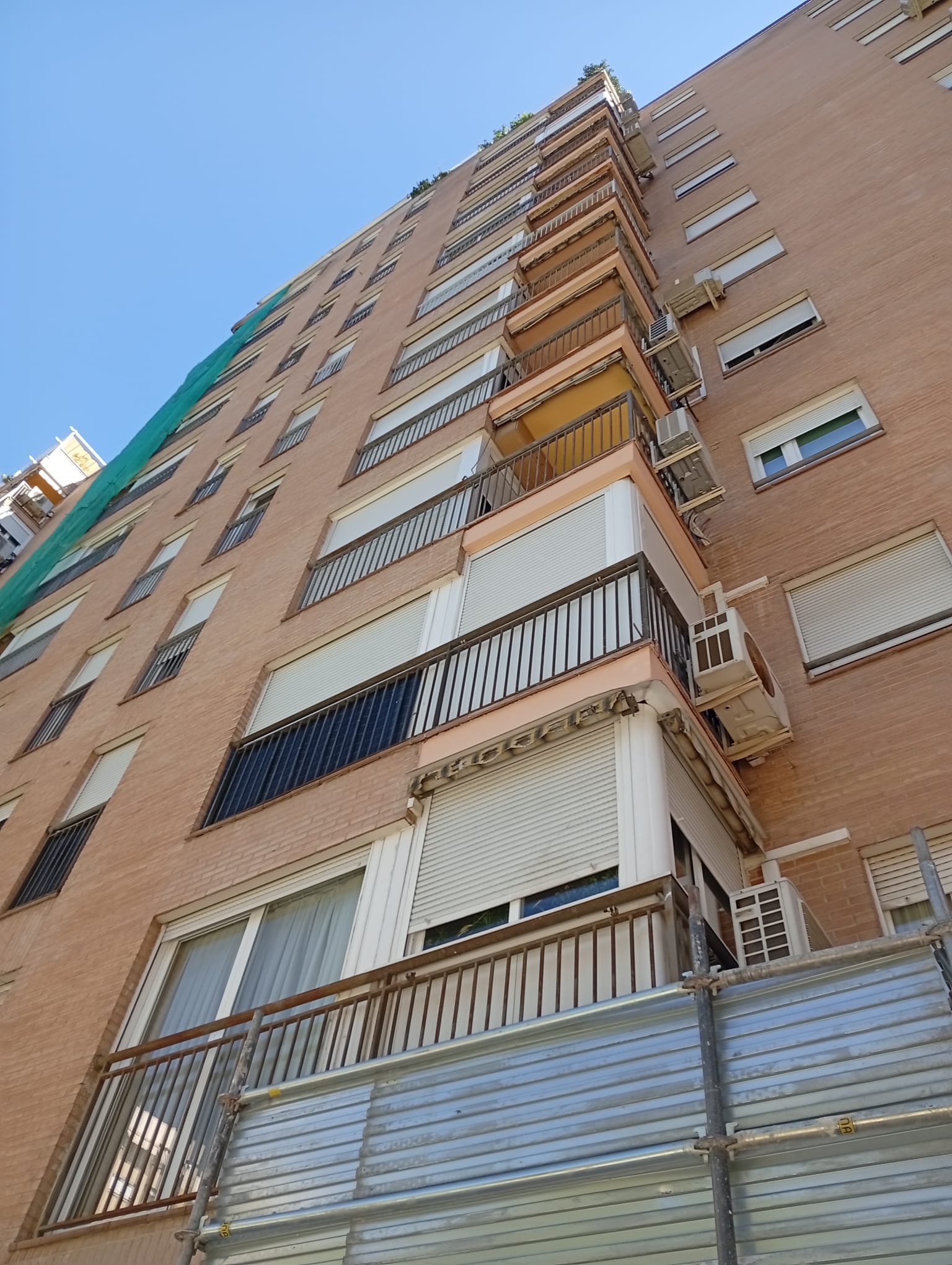 Fachada de edificio residencial en rehabilitación